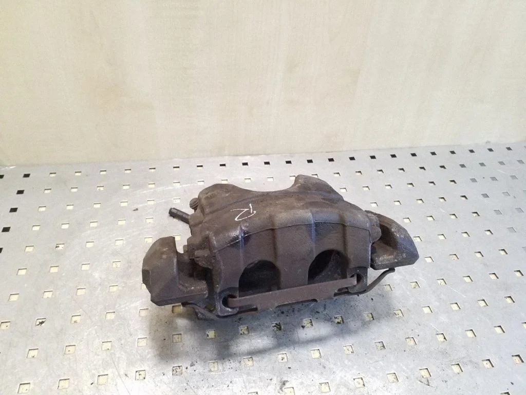 Front brake caliper – right