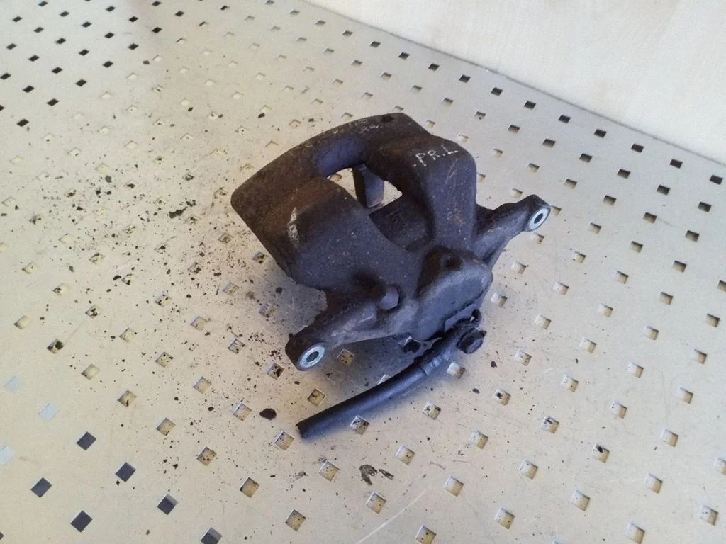 Front brake caliper – left