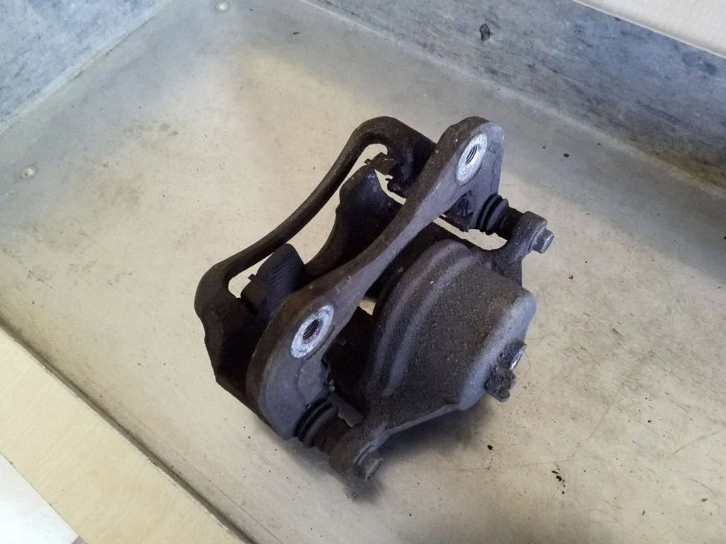 Front brake caliper – left
