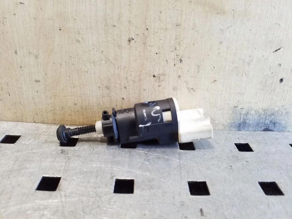 Brake pedal sensor switch 8200276361 – Renault Trafic II (X83) (2001-2014)