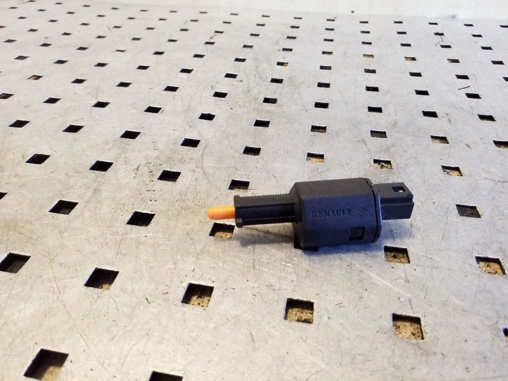 Brake pedal sensor switch 253252710R – Renault Megane III (2009-2016)