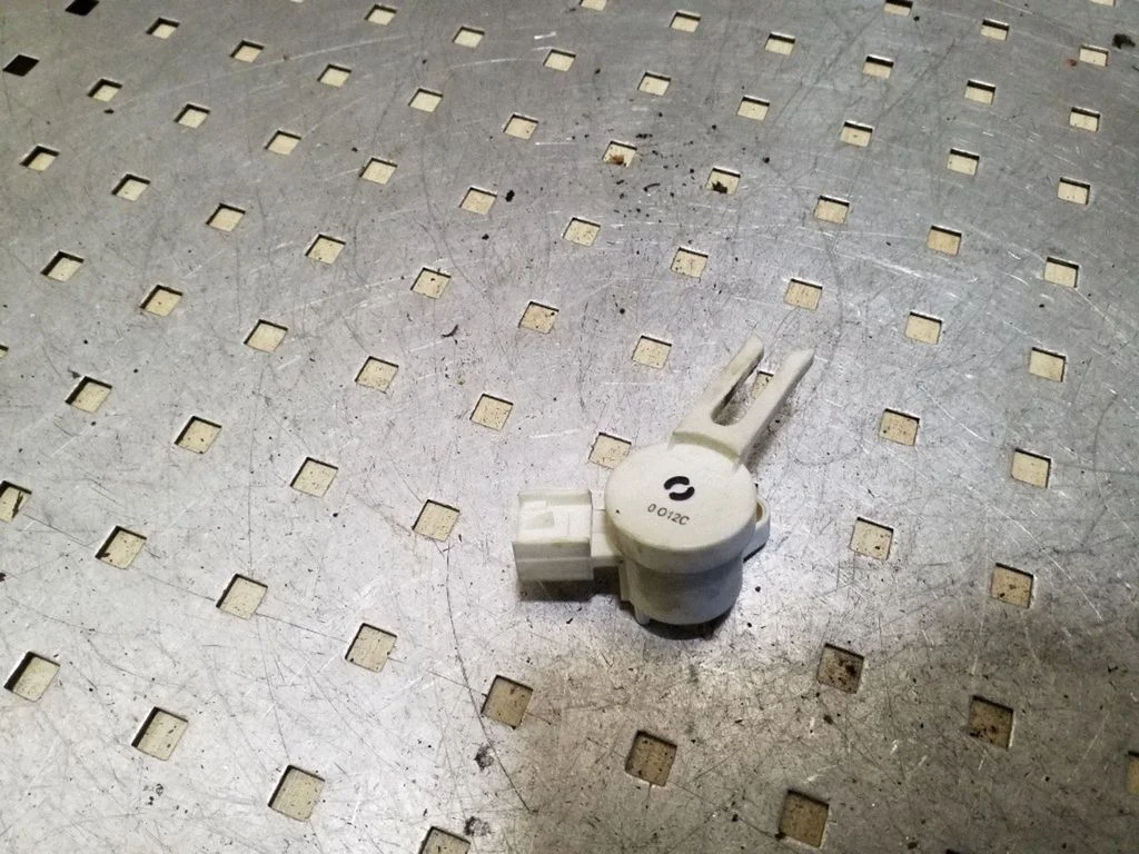 Brake pedal sensor switch 15192340