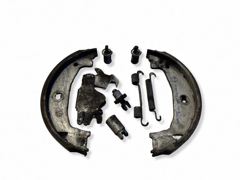 Handbrake/parking brake pads – left