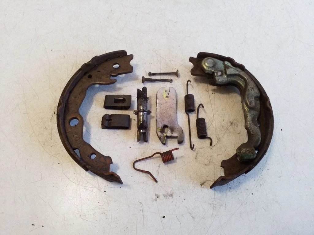 Handbrake/parking brake pads – right