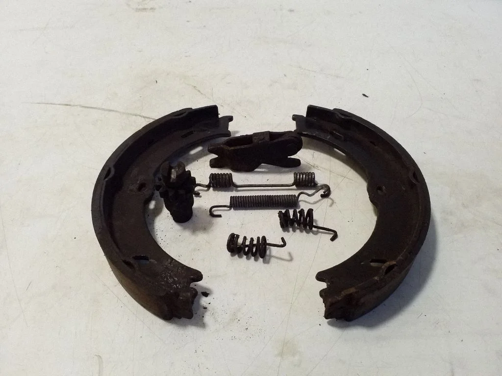 Handbrake/parking brake pads – right
