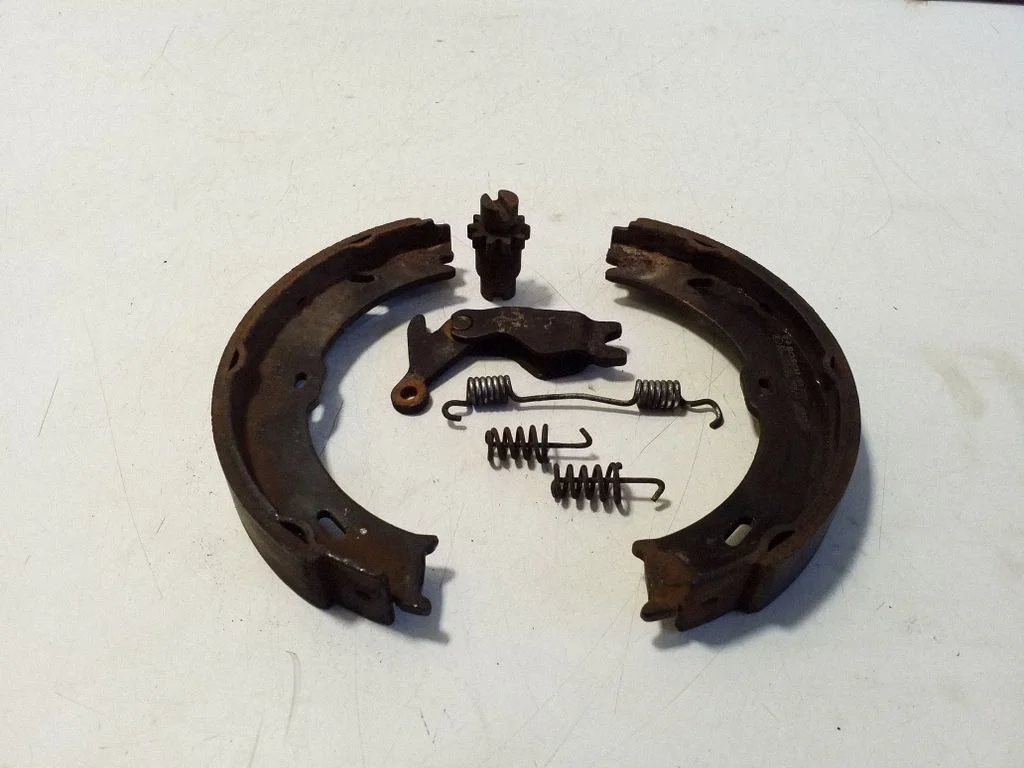 Handbrake/parking brake pads – left