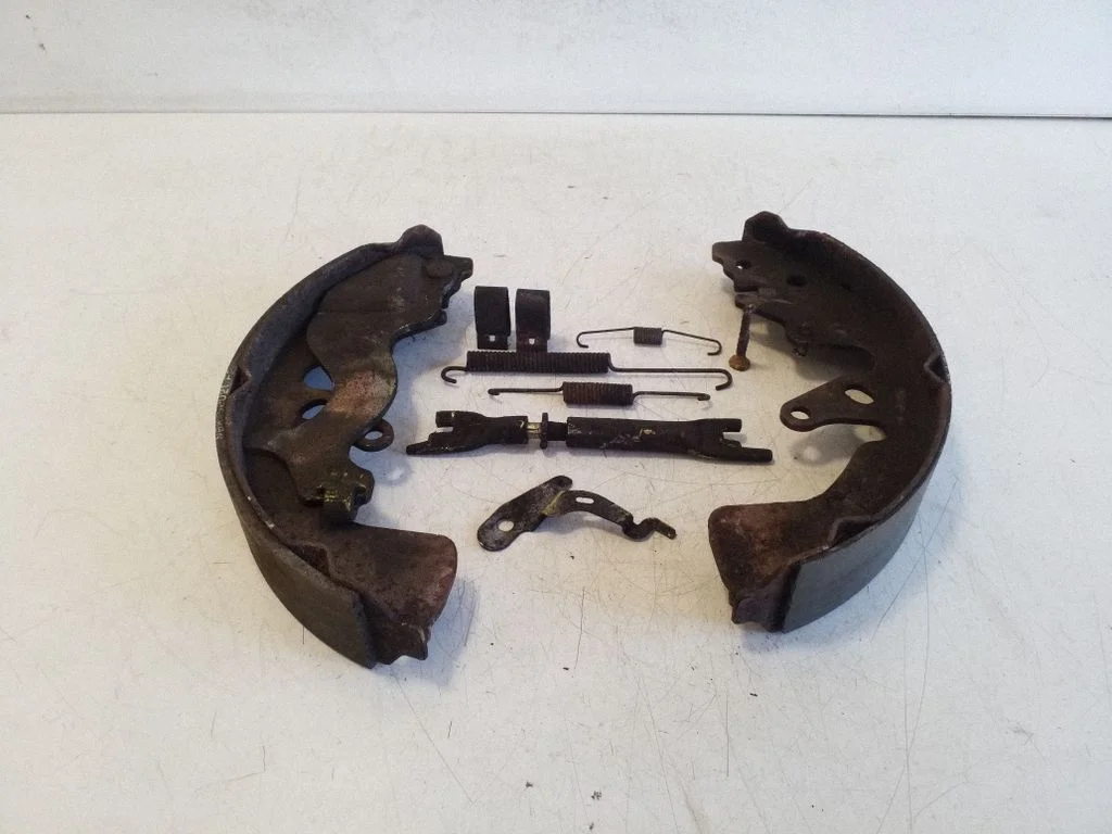 Handbrake/parking brake pads – left