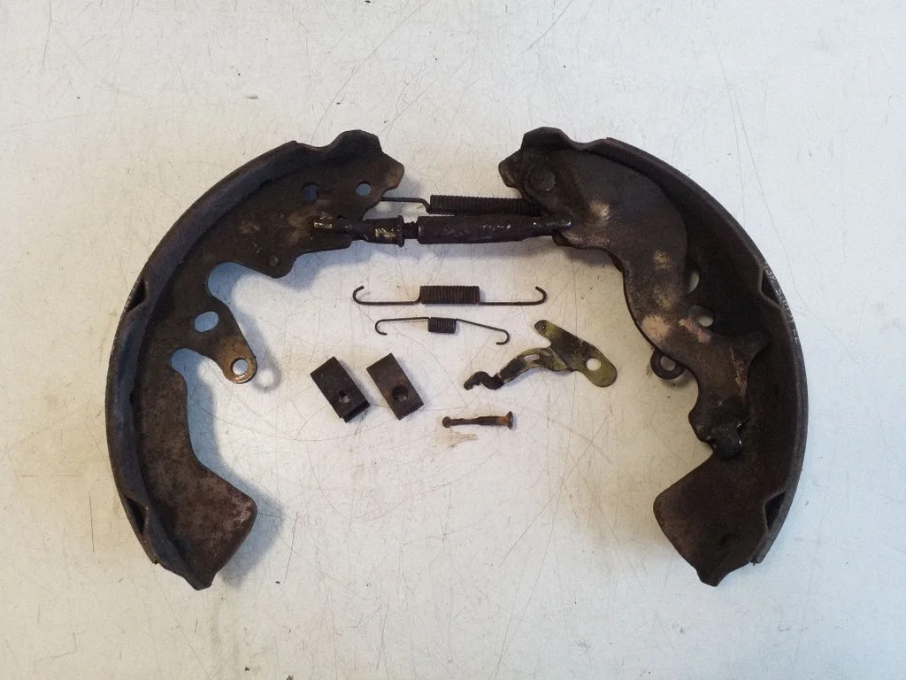 Handbrake/parking brake pads – right