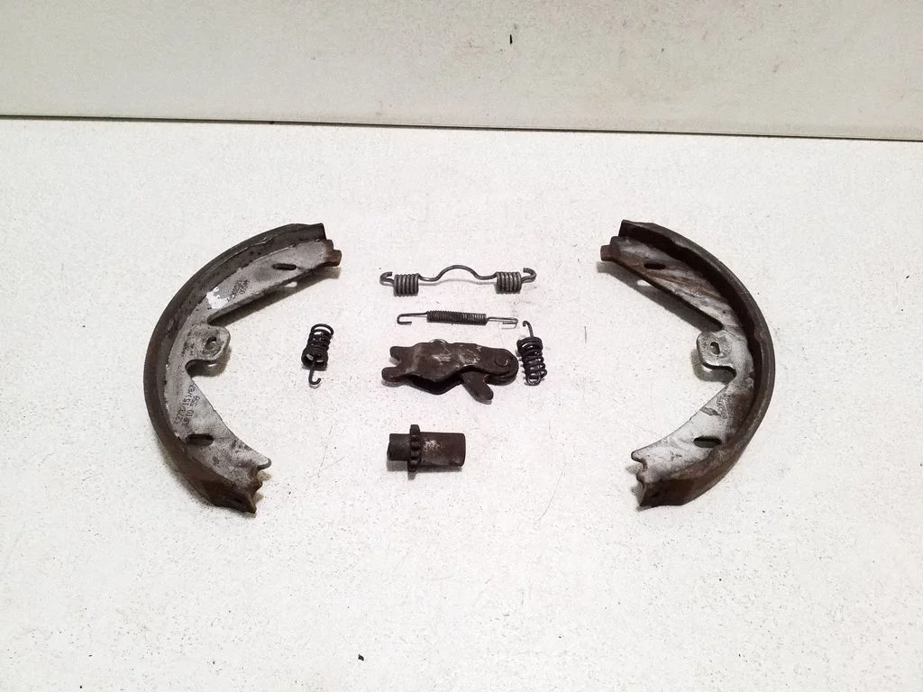 Handbrake/parking brake pads – left