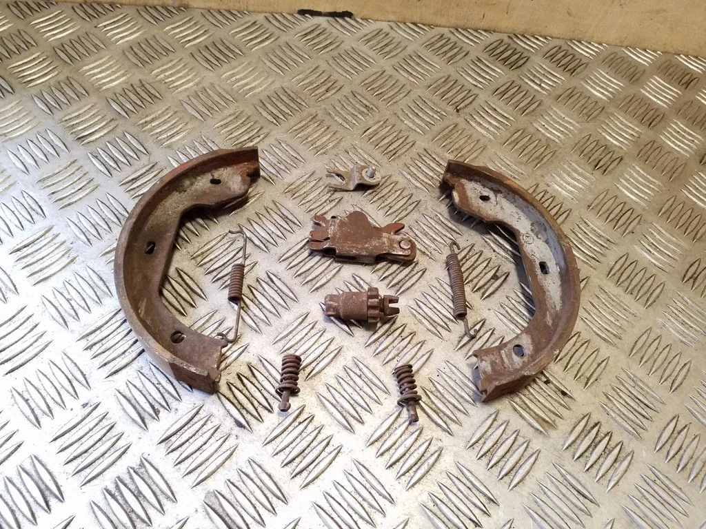 Handbrake/parking brake pads – left