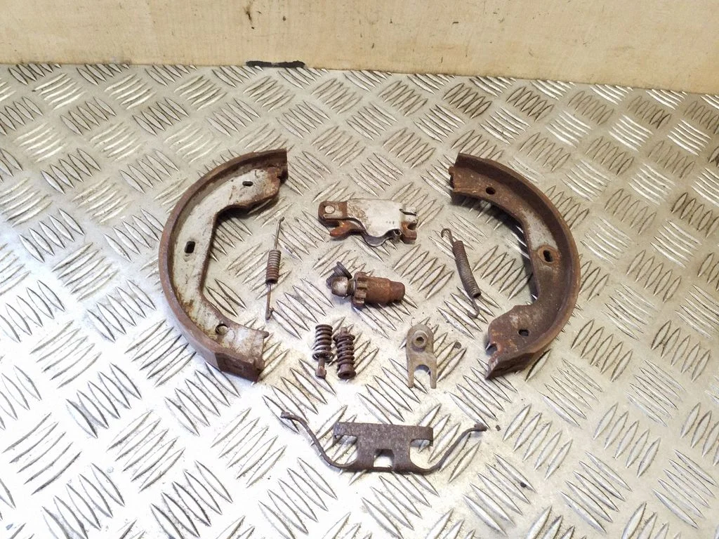 Handbrake/parking brake pads – right
