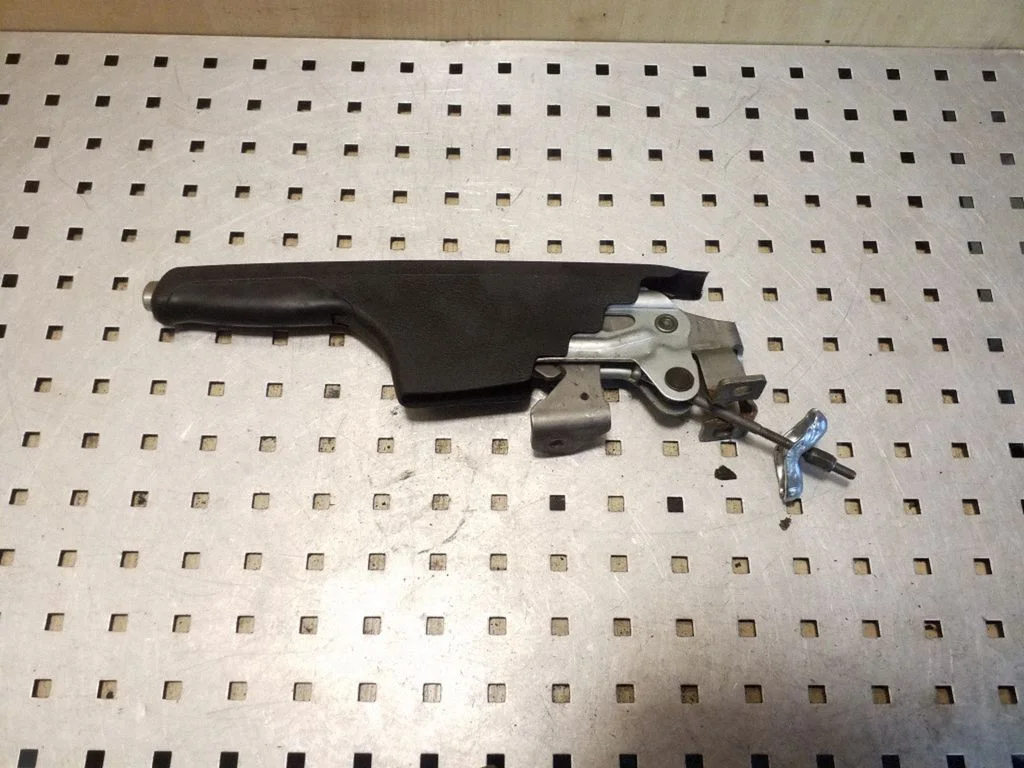 Handbrake/parking brake lever assembly