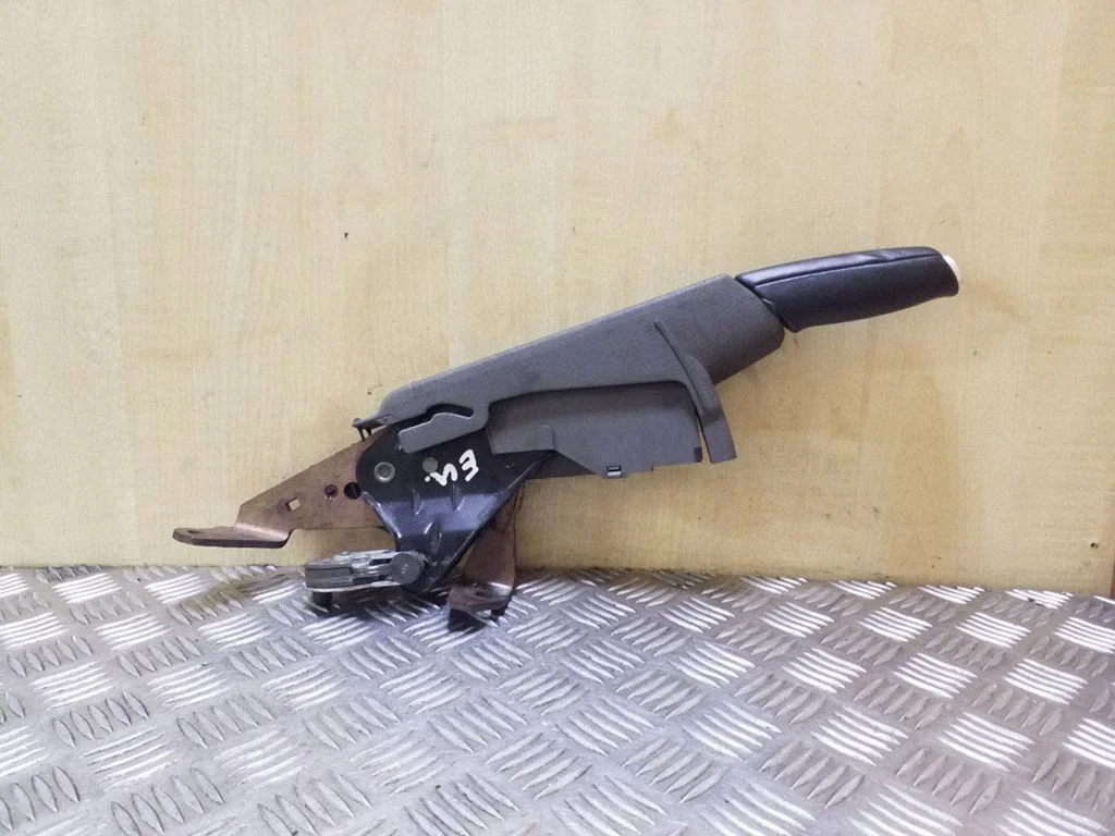 Handbrake/parking brake lever assembly