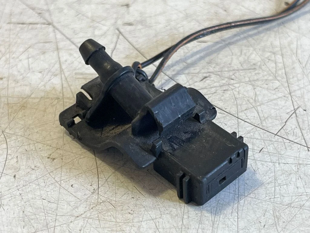 Windshield washer spray nozzle