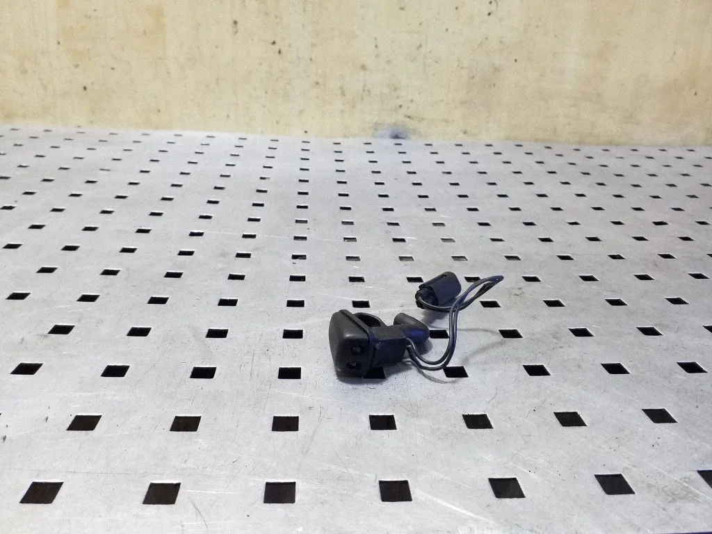 Windshield washer spray nozzle