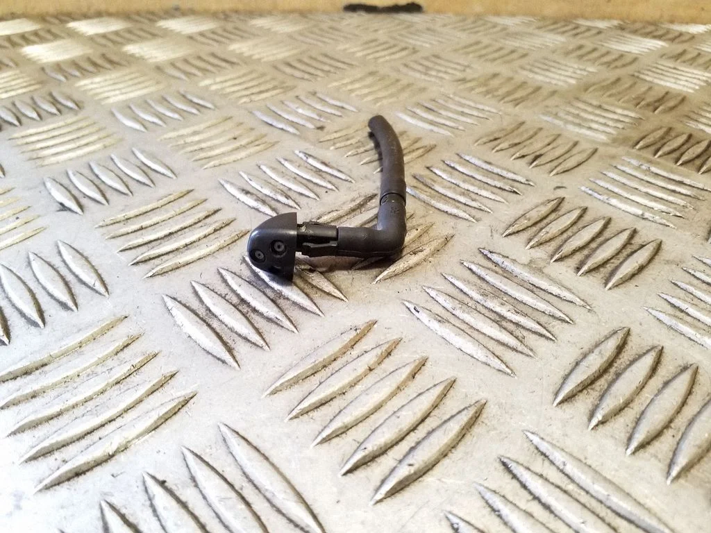 Windshield washer spray nozzle