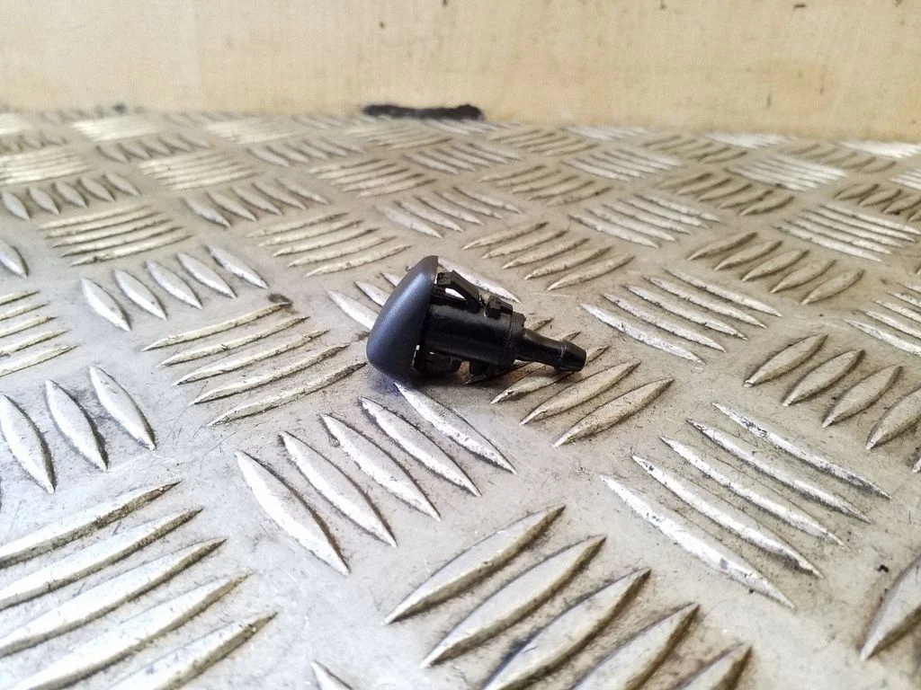 Windshield washer spray nozzle