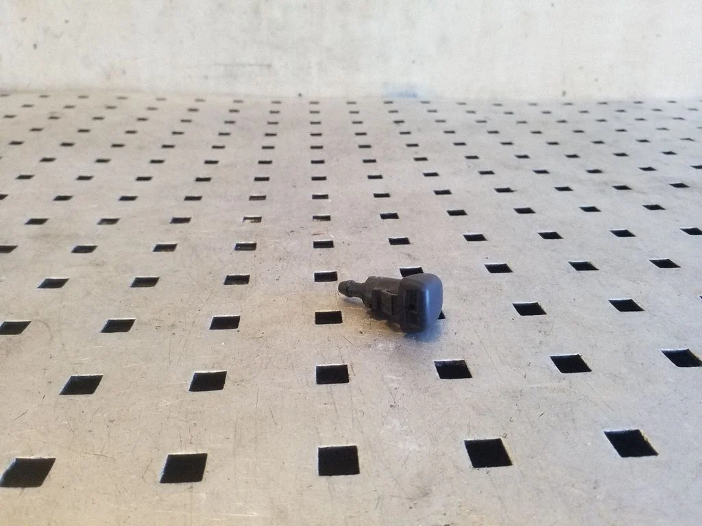Windshield washer spray nozzle