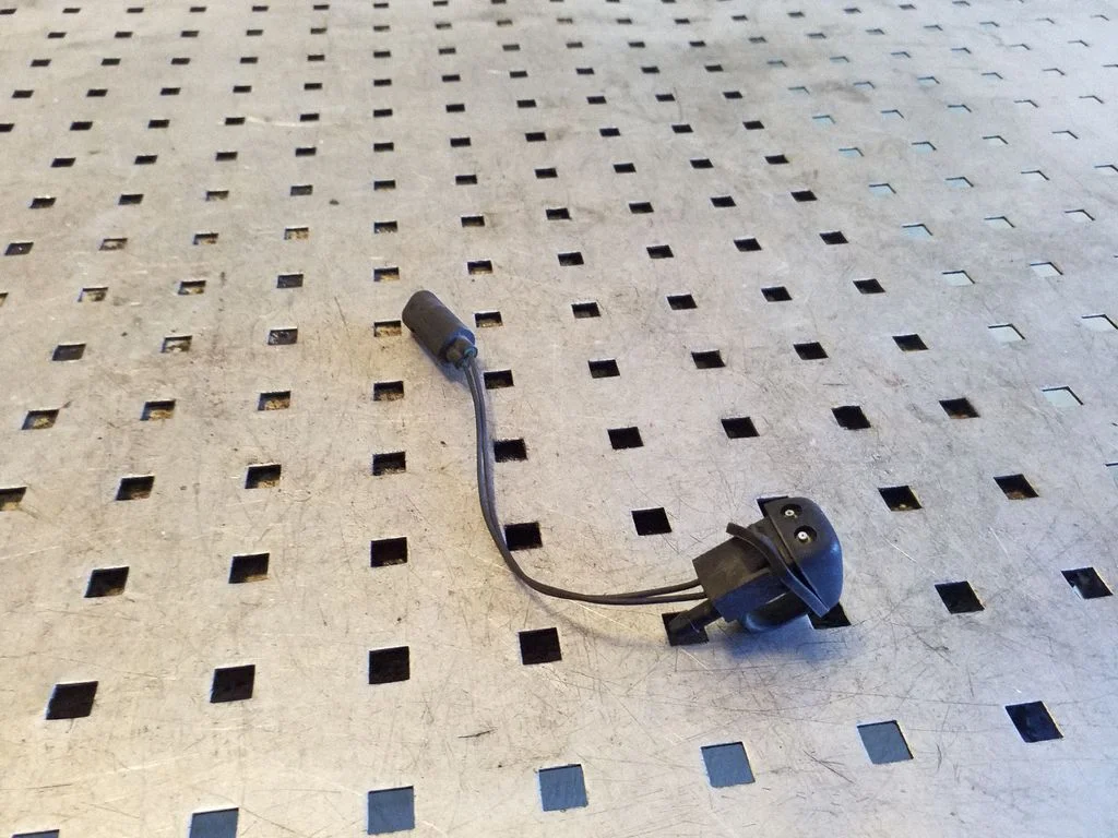 Windshield washer spray nozzle 8365385