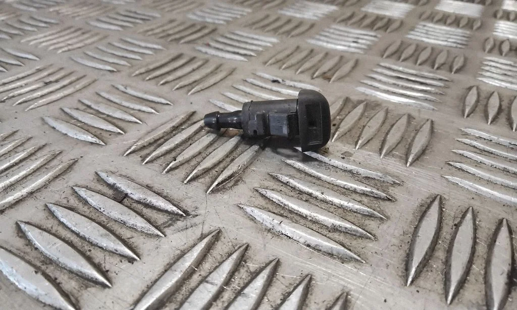 Windshield washer spray nozzle