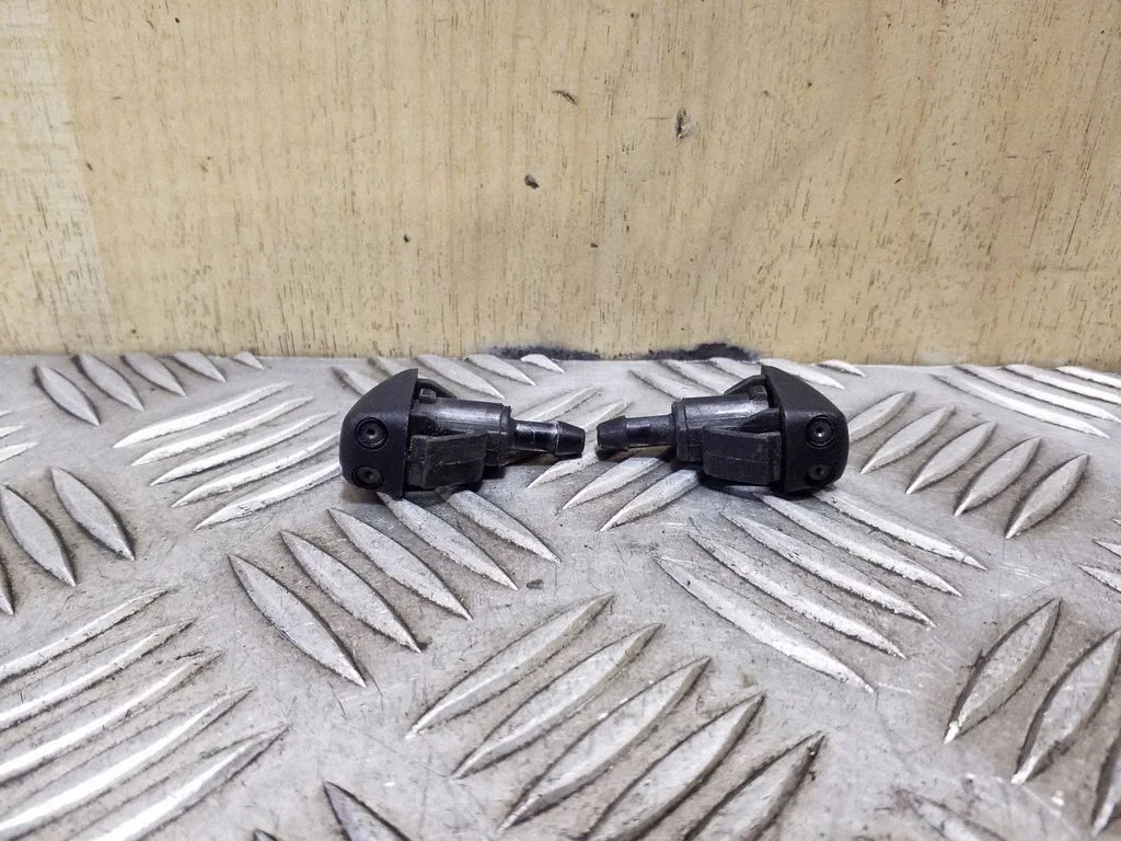 Windshield washer spray nozzle
