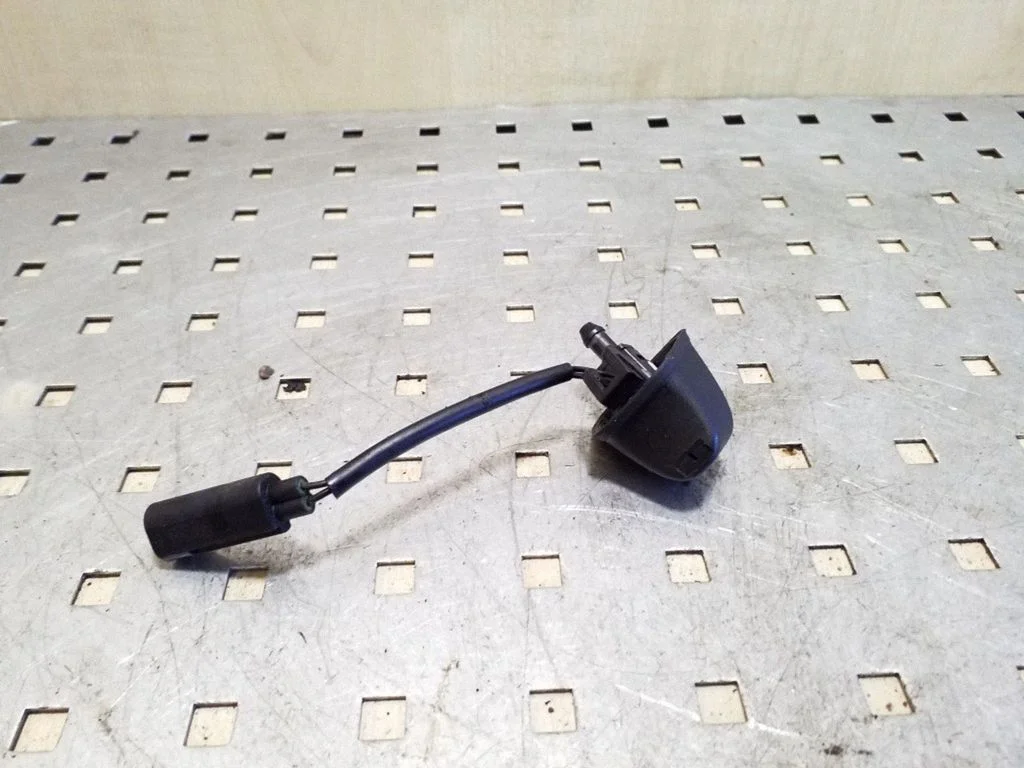 Esiklaasi pesuvedeliku pihusti(d) – BMW 3-seeria E90 E91 (2005-2012)