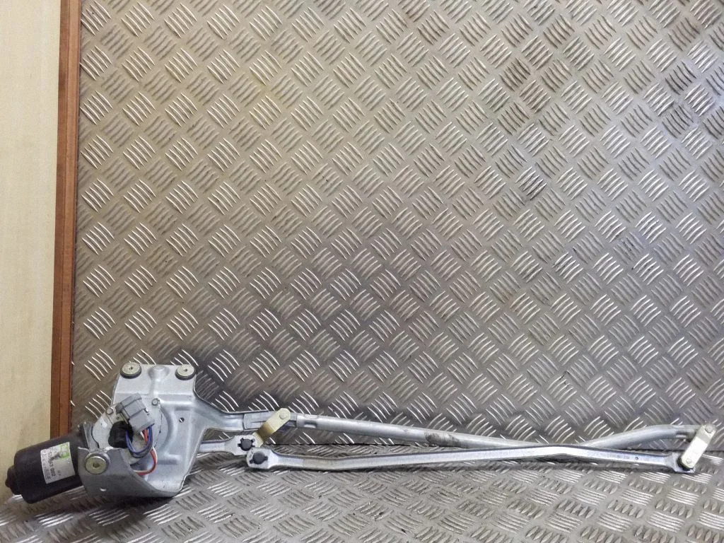 Front wiper linkage and motor 7700778795 – Renault 19 (1988-1996)