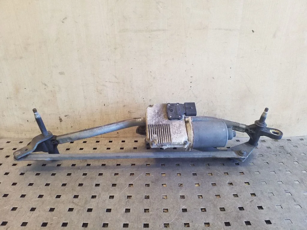 Mechanizm wycieraczek z silniczkiem 8T2955119B