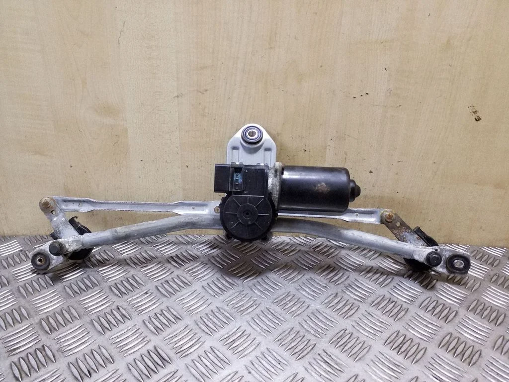 Mechanizm wycieraczek z silniczkiem