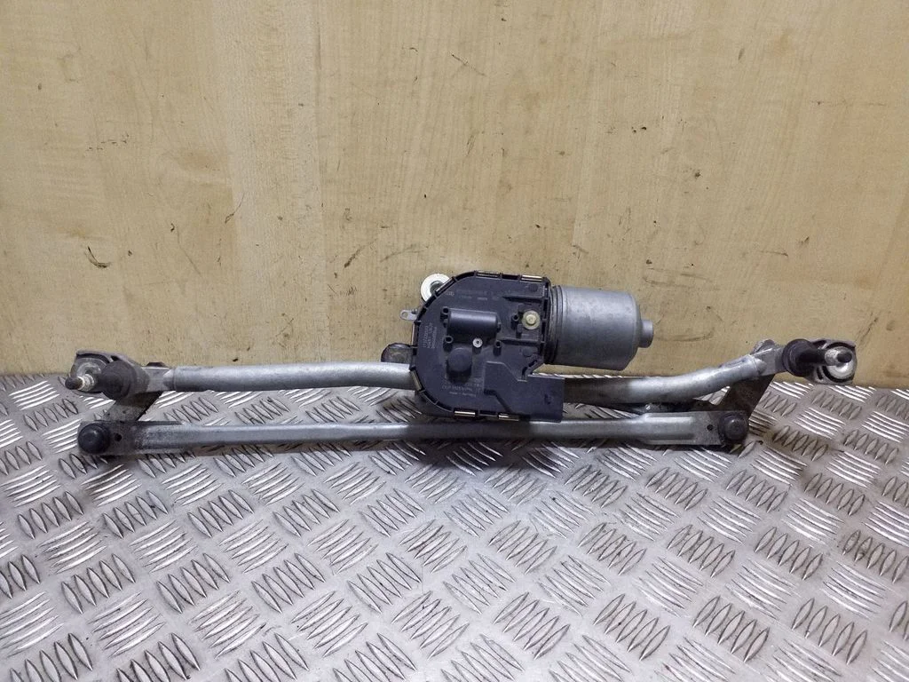 Mechanizm wycieraczek z silniczkiem 8R2955119A