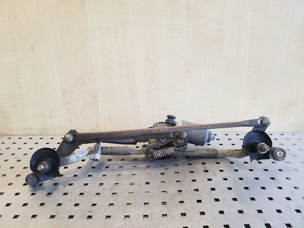 Front wiper linkage and motor – Toyota Verso (2009-2018)