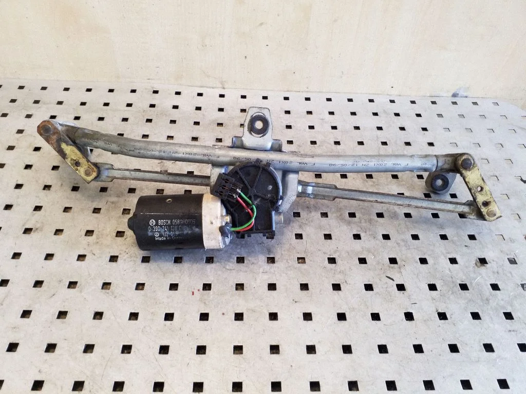 Mechanizm wycieraczek z silniczkiem 1J2955113A