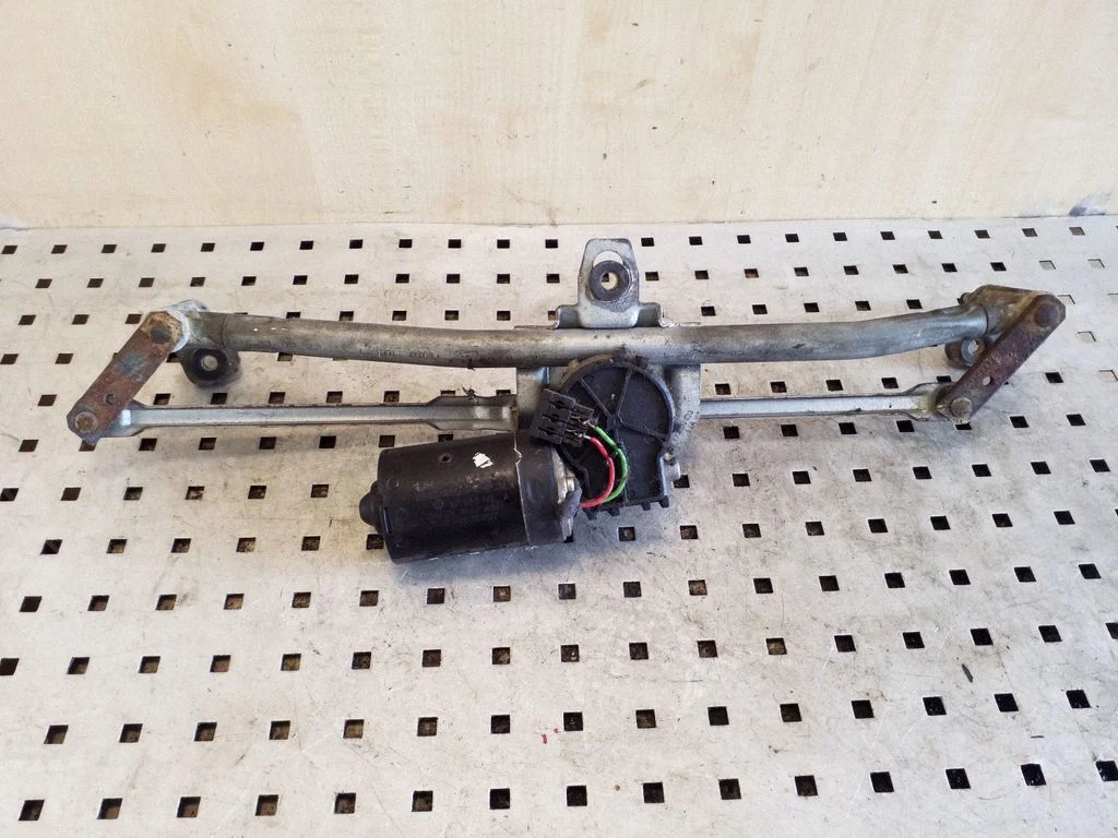 Mechanizm wycieraczek z silniczkiem 1J1955113A