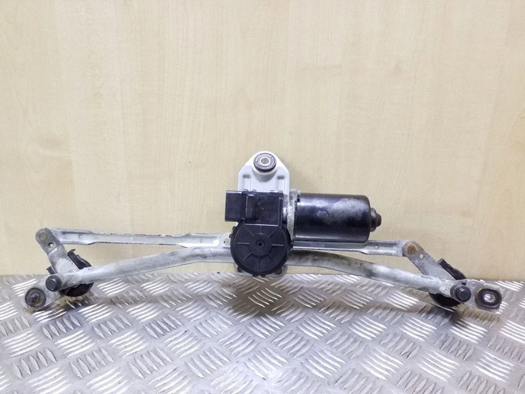 Front wiper linkage and motor