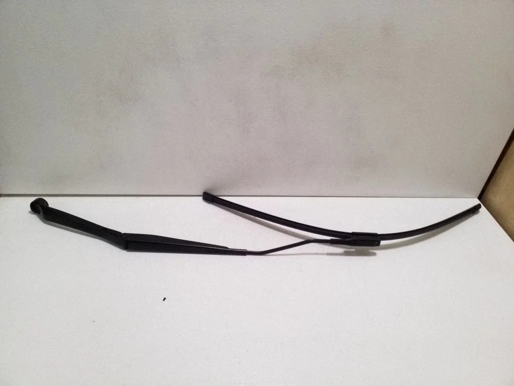 Front wiper blade arm EM2B17526BB