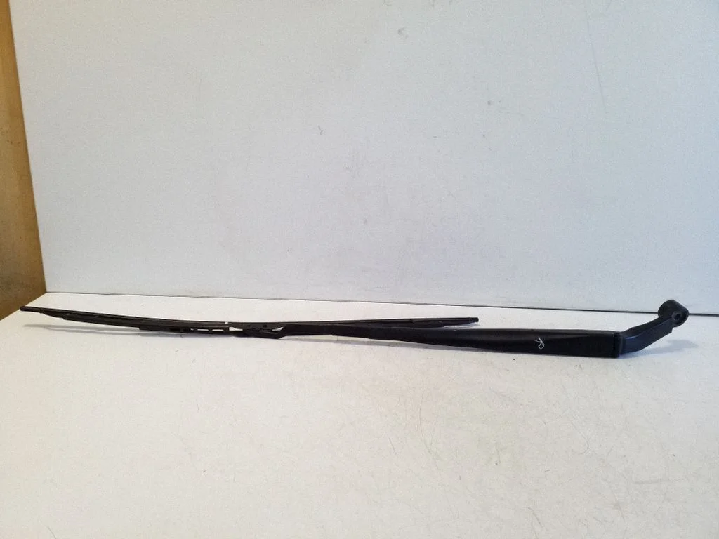 Front wiper blade arm – right