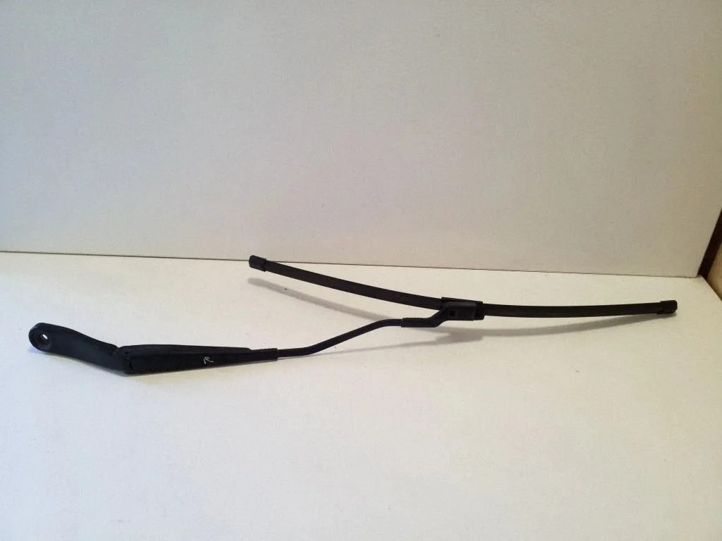 Front wiper blade arm 31276064