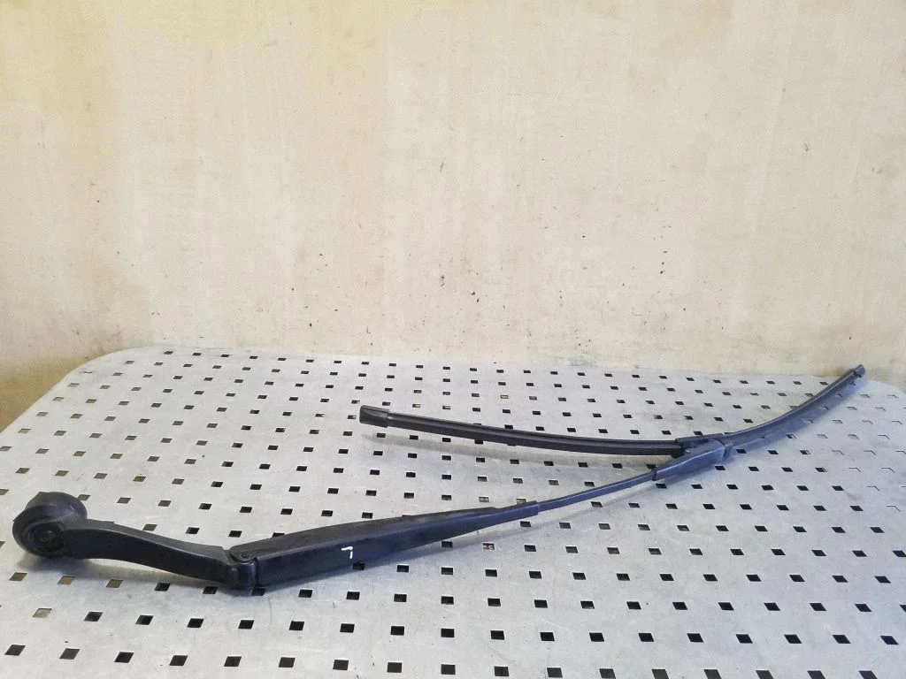 Front wiper blade arm DS7317C495BC