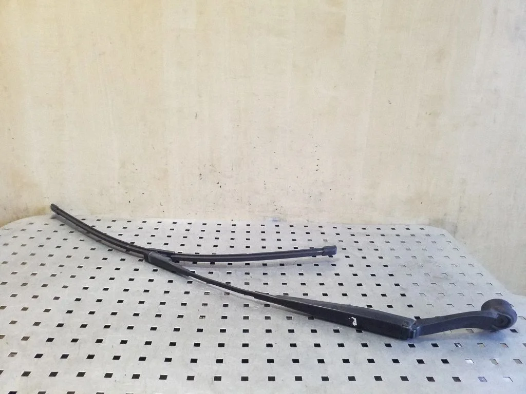 Front wiper blade arm DS7317B589BC