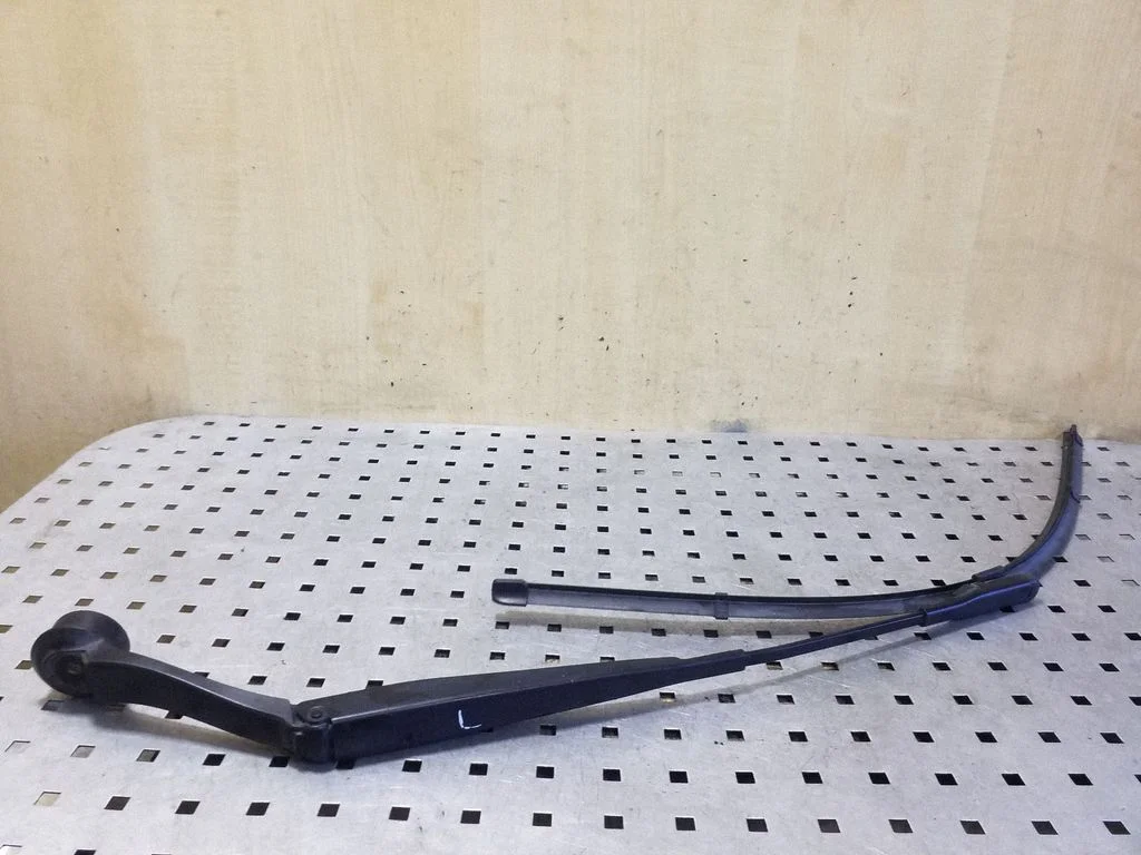 Front wiper blade arm DS7317C495BC