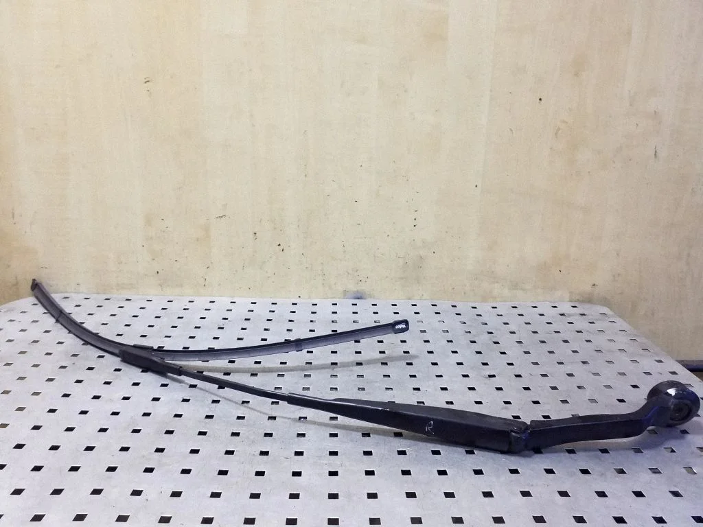 Front wiper blade arm CJ5417B589AD
