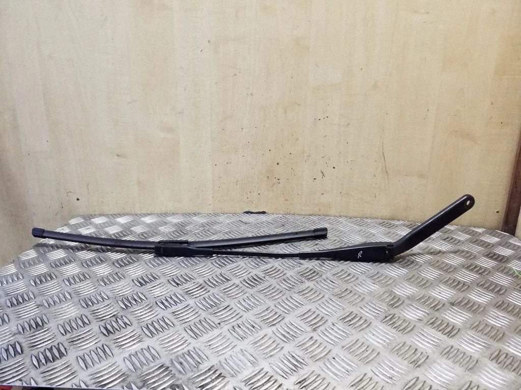 Front wiper blade arm 61612990146