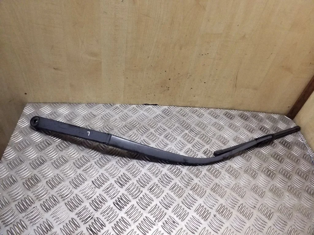 Front wiper blade arm – left