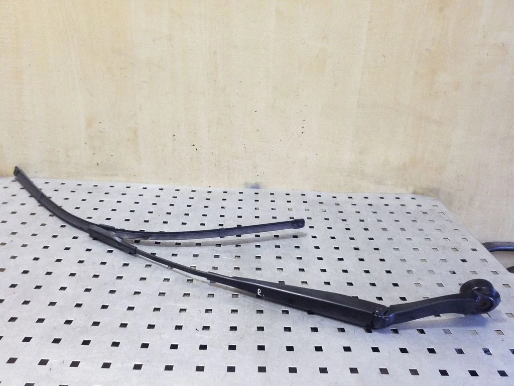 Front wiper blade arm DS7317B589BC