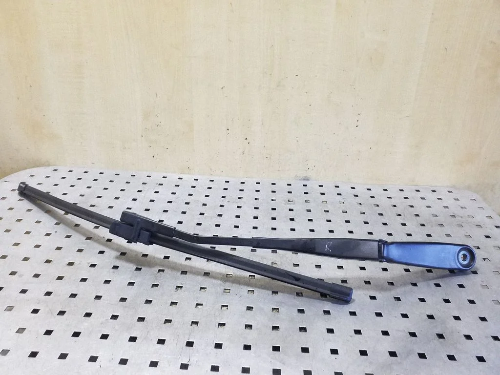 Front wiper blade arm 7213286