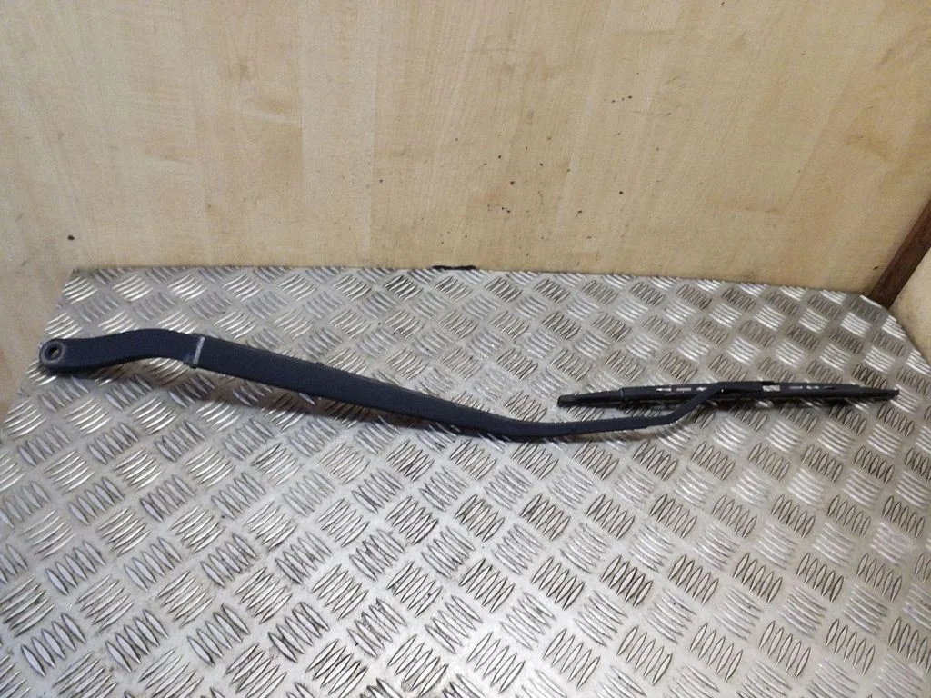 Front wiper blade arm – left