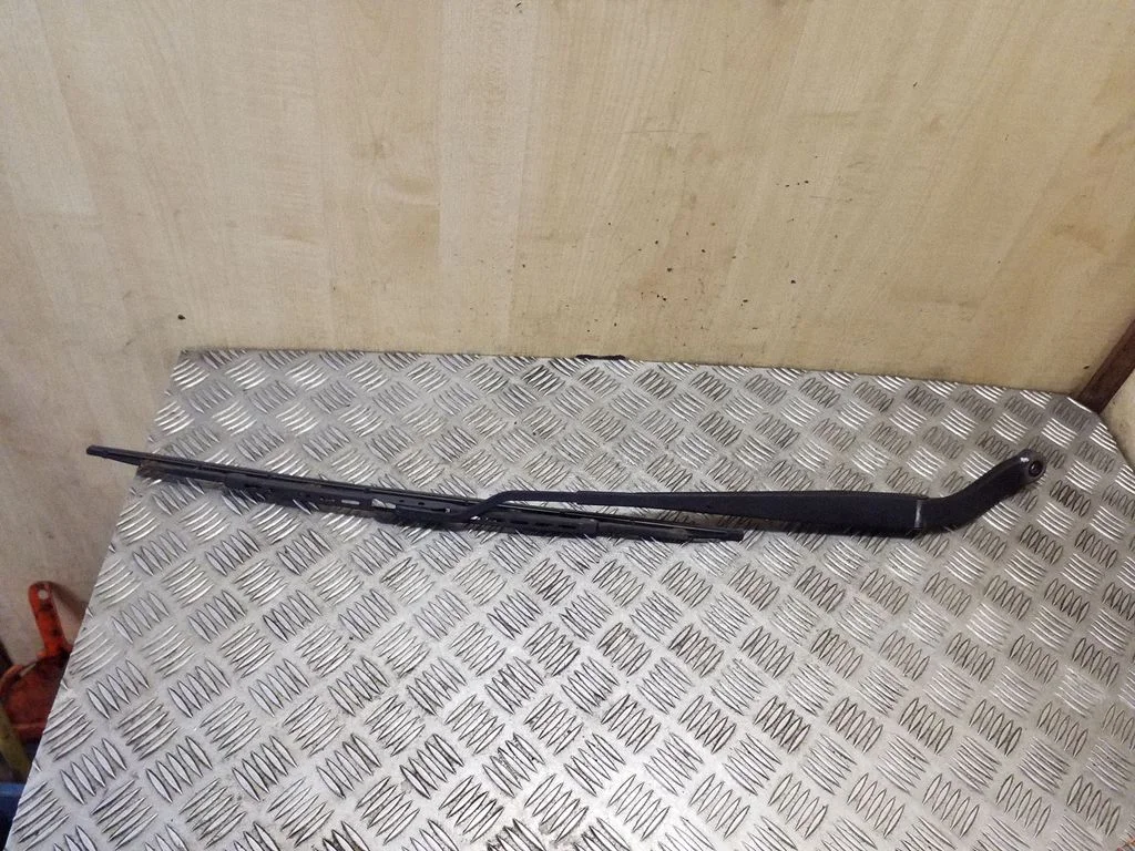 Front wiper blade arm – right