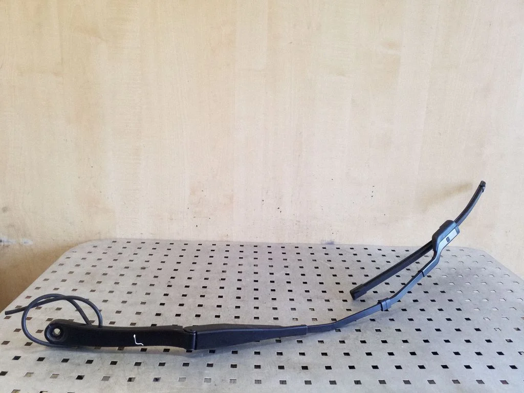 Front wiper blade arm – Tesla Model Y (2020-)