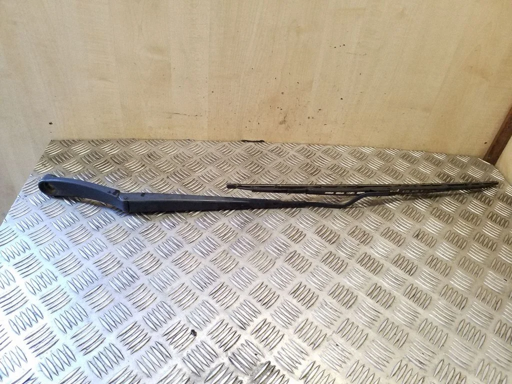 Front wiper blade arm