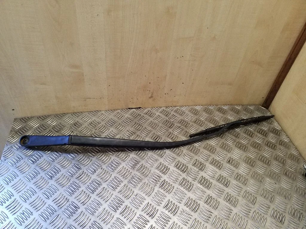 Front wiper blade arm – left